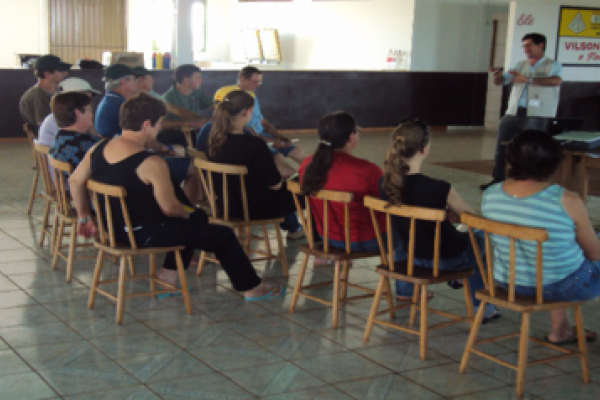 Produtores de Tr&ecirc;s Passos recebem treinamento sobre qualidade do leite