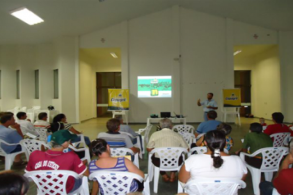 50 produtores de leite participam de palestra, em S&atilde;o Clemente