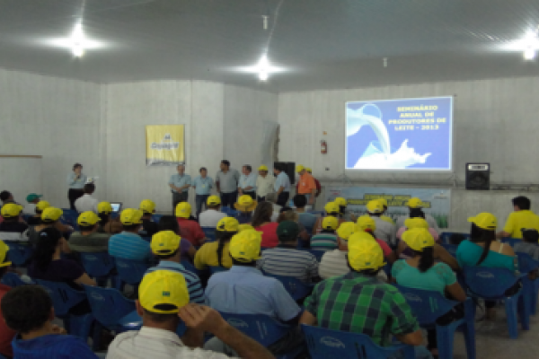 Grande p&uacute;blico participa do Semin&aacute;rio de Produtores de Leite do Mato Grosso do Sul 