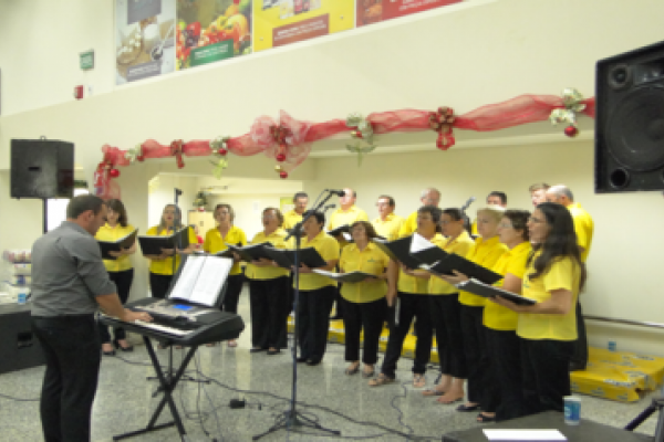 Supermercado de Gua&iacute;ra presenteia clientes com apresenta&ccedil;&atilde;o de coral