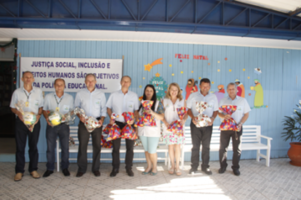 Copagril entrega presentes de Natal a alunos da Apae