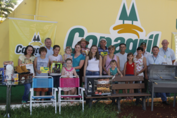 Pr&ecirc;mios sorteados no Dia de Campo s&atilde;o entregues