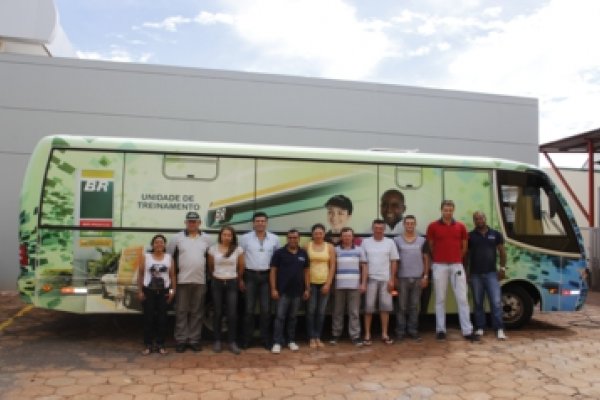 Funcion&aacute;rios do Posto de Combust&iacute;veis Copagril de Rondon recebem treinamento em unidade m&oacute;vel da Pet
