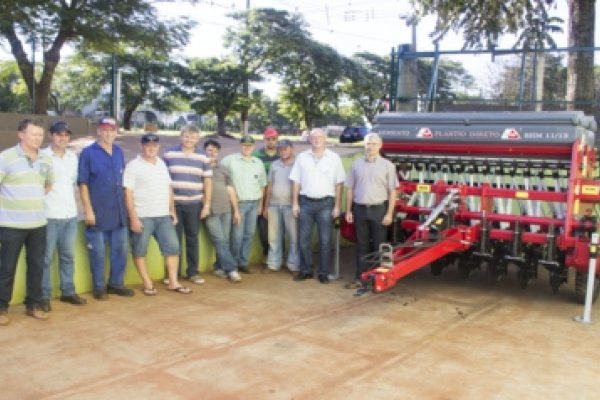 Copagril entrega semeadora para Unioeste