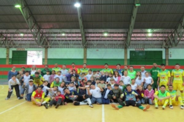 Estudantes de Entre Rios acompanham treino da Copagril Futsal e conhecem meios de comunica&ccedil;&atilde;o
