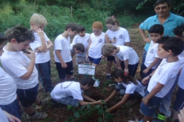 Estudantes de Entre Rios conhecem Unidade Industrial de Aves