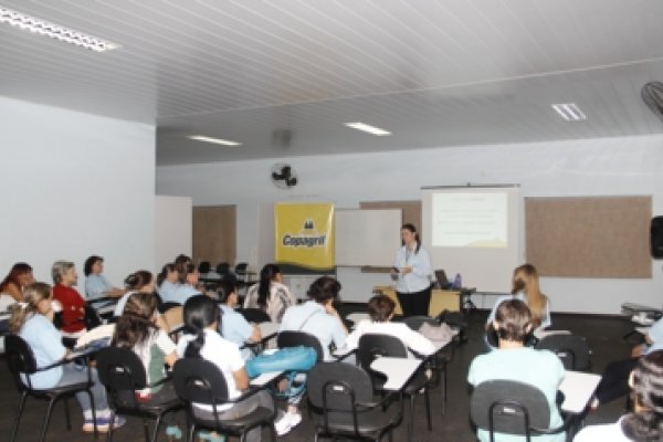 Zeladoras da Copagril recebem treinamento