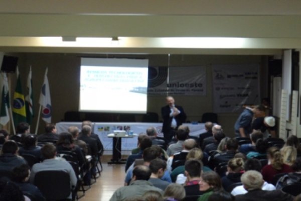 Presidente da Copagril ministra palestra em congresso da Unioeste