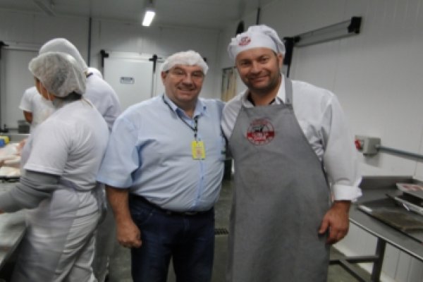 A&ccedil;ougueiros do mercado de Gua&iacute;ra passam por treinamento de carnes nobres 