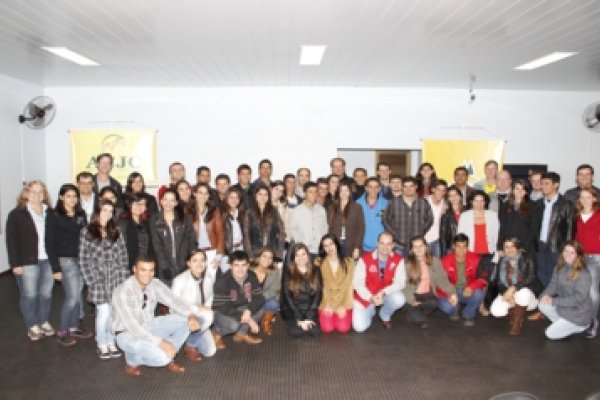  Copagril recebe comitiva de jovens da cooperativa Comigo, de Goi&aacute;s