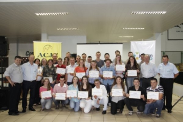  Juventude cooperativista &ndash; formando novos l&iacute;deres e alicerces para o futuro