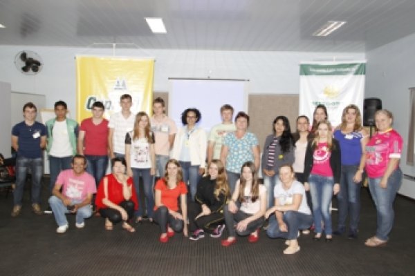  Jovens aperfei&ccedil;oam comunica&ccedil;&atilde;o e orat&oacute;ria