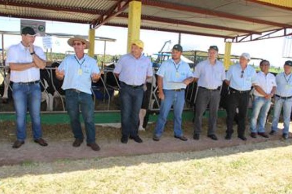 Produtores de leite s&atilde;o premiados por silagem de alta qualidade