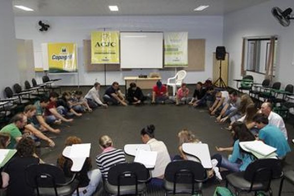 Jovens e mulheres t&ecirc;m terceiro m&oacute;dulo do curso de lideran&ccedil;a