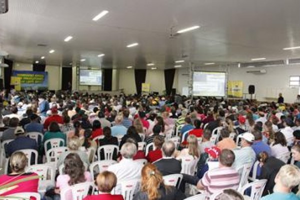 Grande p&uacute;blico prestigia o Semin&aacute;rio de Produtores de Leite Copagril 