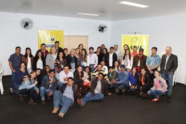 Comitiva de jovens de cooperativa de Goi&aacute;s visita a Copagril