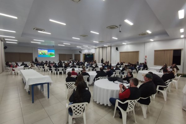 Palestra sobre atividade leiteira re&uacute;ne produtores e especialistas em evento promovido pela Copagril