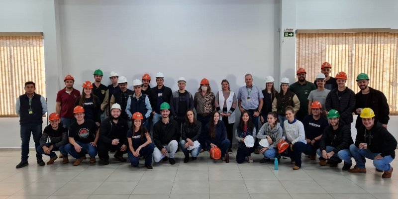 Copagril recebe acad&ecirc;micos de agronomia da Unioeste para visita t&eacute;cnica