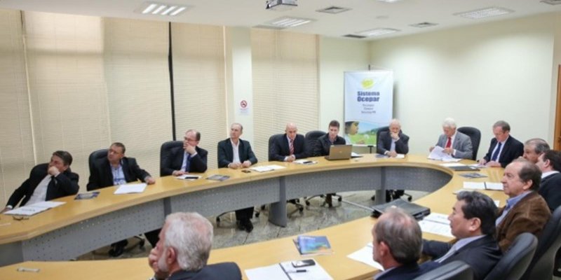Diretores da Ocepar participam de reuni&atilde;o ordin&aacute;ria em Curitiba