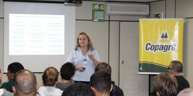 Estudantes e professores da UFPR de Curitiba visitam a Copagril