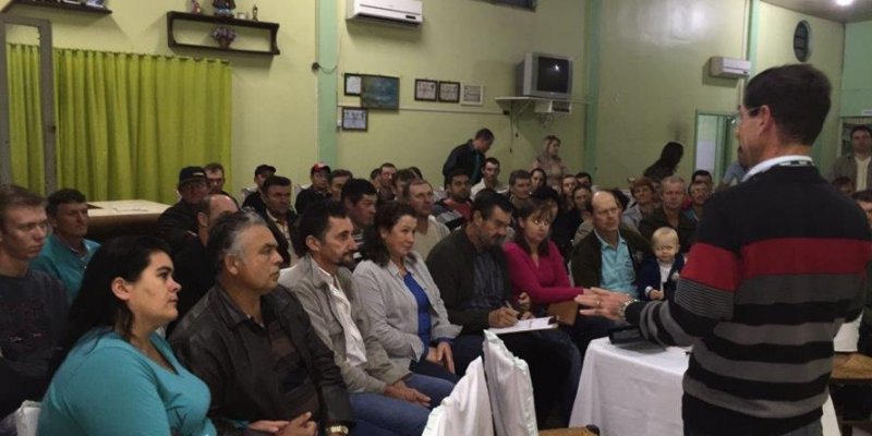 Associados de Entre Rios do Oeste participam de palestra sobre leite