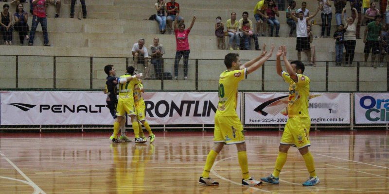 Copagril Futsal conquista vit&oacute;ria sobre Castro e se mant&eacute;m no topo