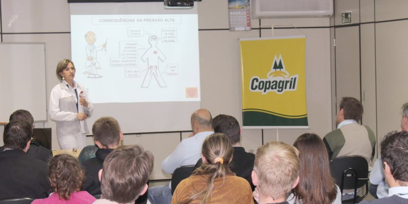 Funcion&aacute;rios assistem a palestra sobre hipertens&atilde;o arterial