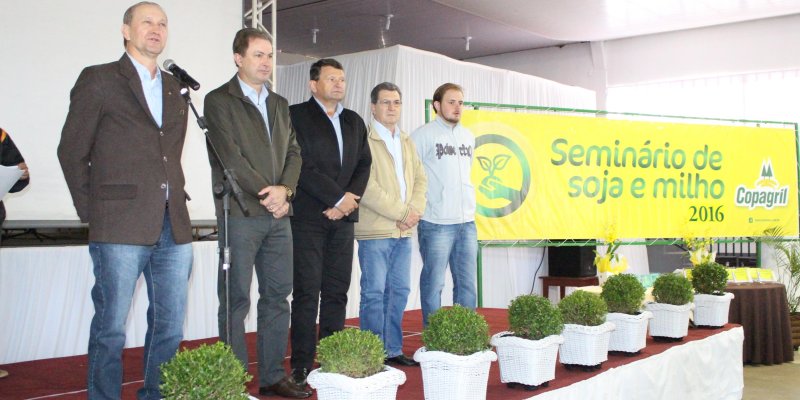 Copagril premia produtores durante Semin&aacute;rio de Soja e Milho 2016