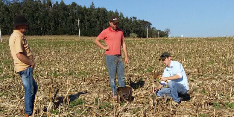 Equipe t&eacute;cnica agron&ocirc;mica da Copagril orienta sobre coleta de amostras para an&aacute;lise de solo