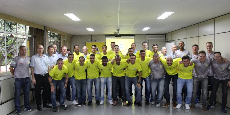 Atletas da Copagril Futsal se apresentam &agrave; diretoria