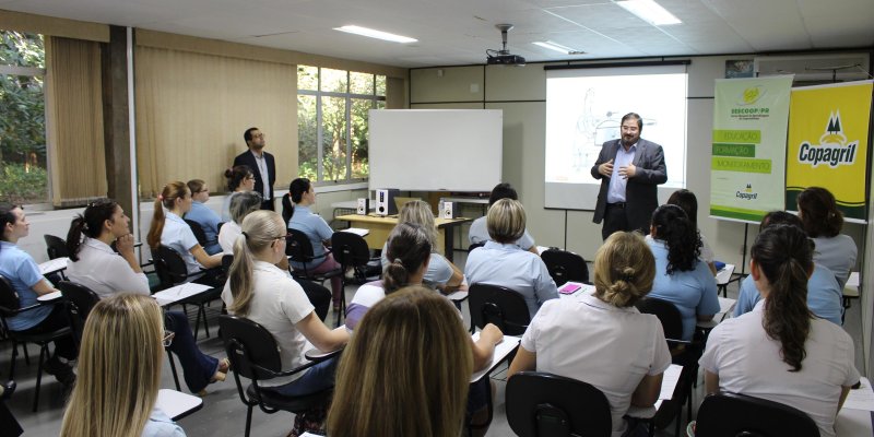 Palestra na Copagril estimula mulheres a terem ousadia, coragem e f&eacute;
