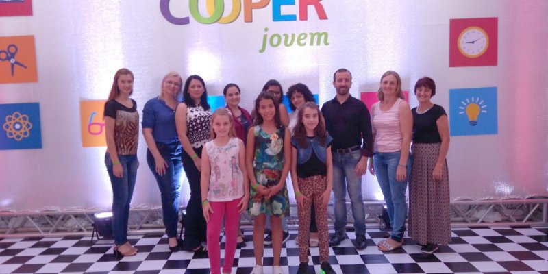 Cooperjovem homenageia professores e alunos que se destacaram no 10&ordm; Concurso de Reda&ccedil;&atilde;o