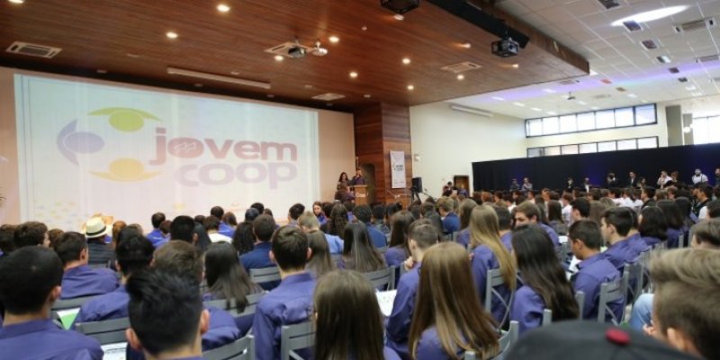 Jovens da Copagril participam do 26&deg; Encontro Estadual do Jovemcoop