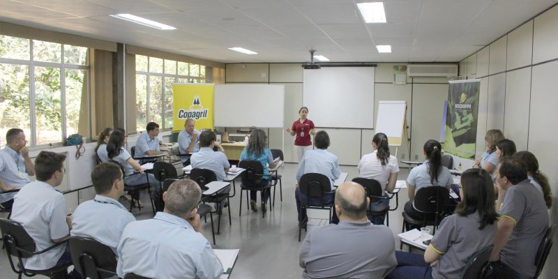 Funcion&aacute;rios recebem capacita&ccedil;&atilde;o sobre qualifica&ccedil;&atilde;o de fornecedores