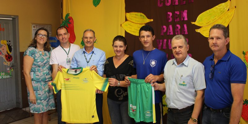 AACC e Secretaria de Esportes entregam materiais esportivos para alunos de Margarida