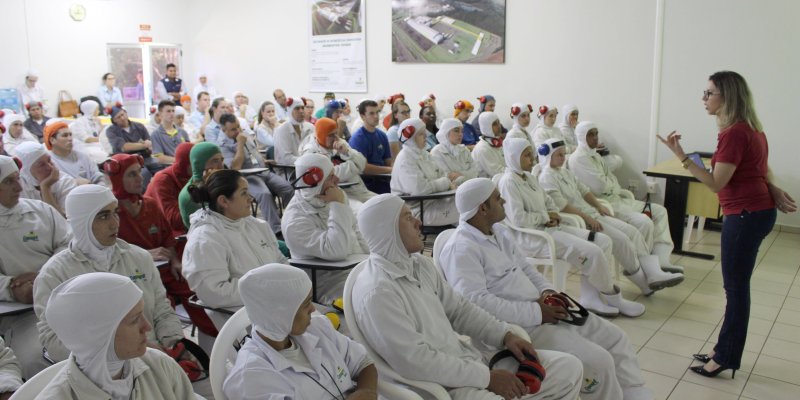 Palestras na Copagril enfocam qualidade e seguran&ccedil;a do alimento 