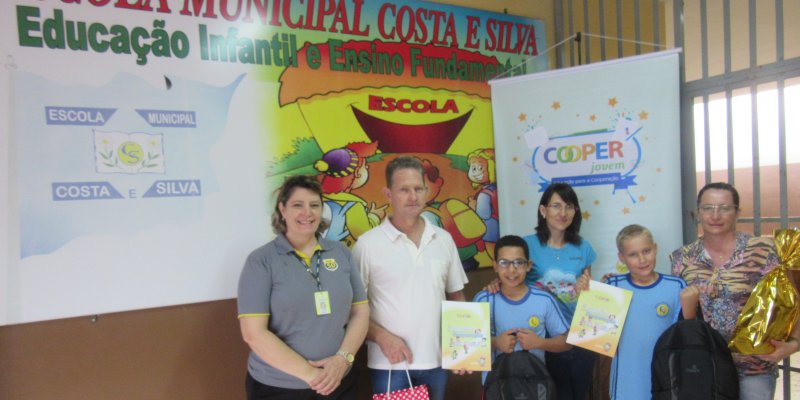 Alunos classificados para a fase estadual das reda&ccedil;&otilde;es do Cooperjovem recebem homenagem da Copagril