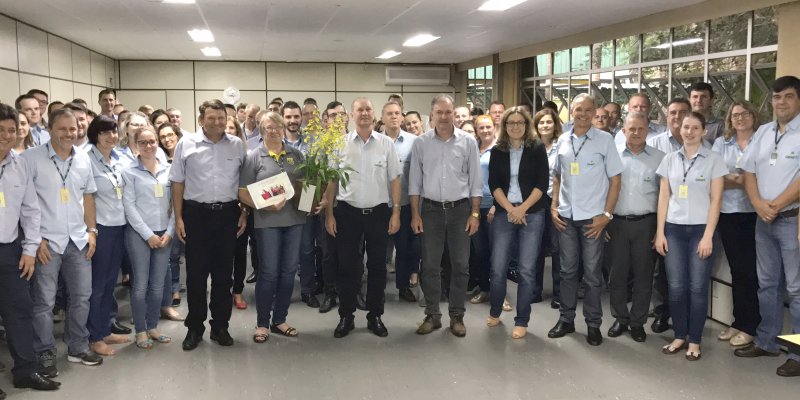 Copagril homenageia funcion&aacute;ria que completa 45 anos de empresa