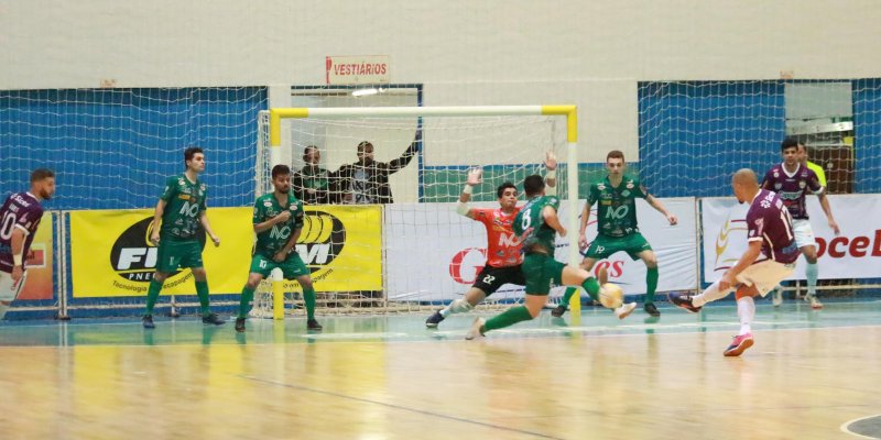 Copagril Futsal goleia Paranava&iacute; com placar de 9x3 e assume a lideran&ccedil;a do Paranaense
