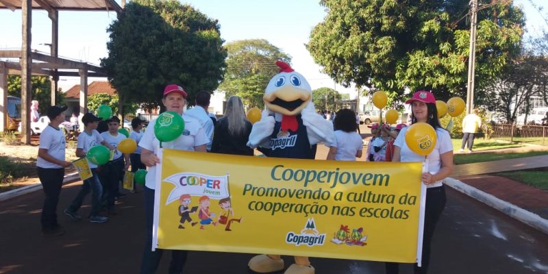 Estudantes evidenciam programa Cooperjovem no desfile de 7 de setembro