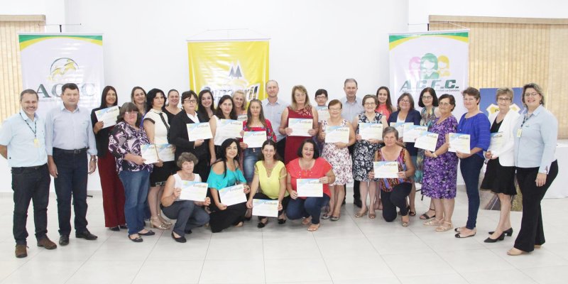Mulheres e jovens recebem certificados durante formatura do Curso de Lideran&ccedil;a da Copagril
