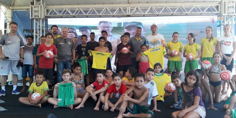 AACC e Prefeitura realizam entrega de material para Escolinha de Futsal de Porto Mendes