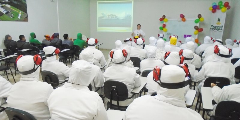 Boas Pr&aacute;ticas de Fabrica&ccedil;&atilde;o s&atilde;o tema de workshop no frigor&iacute;fico da Copagril
