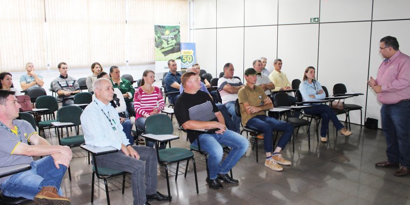 Avicultores da Copagril recebem treinamento sobre biosseguridade