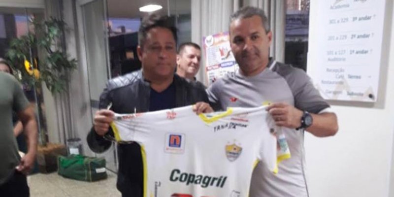 Cantor Leonardo recebe camiseta da AACC Copagril Futsal