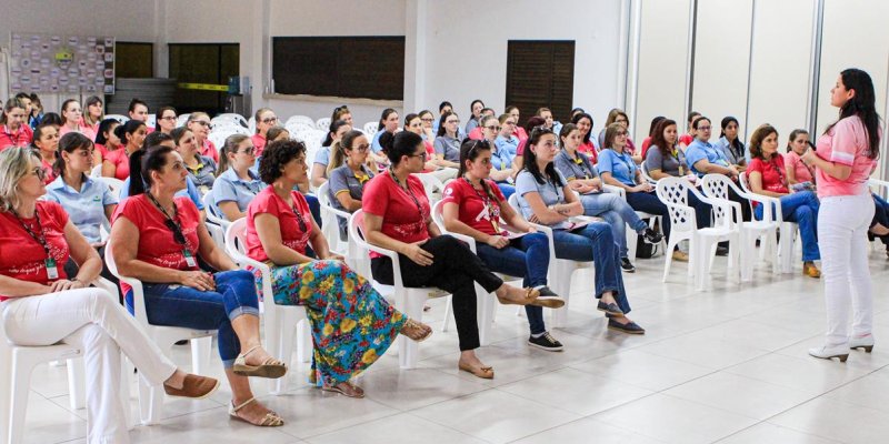 Colaboradoras da Copagril recebem orienta&ccedil;&otilde;es sobre c&acirc;ncer de mama