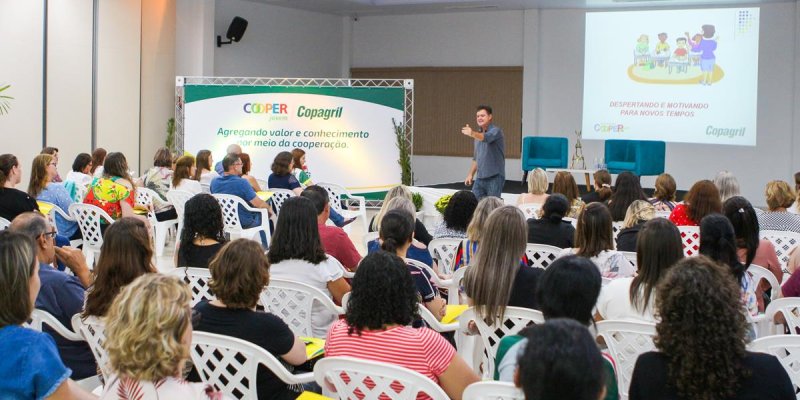 Conhecimento e magia marcam evento anual de encerramento do Cooperjovem na Copagril