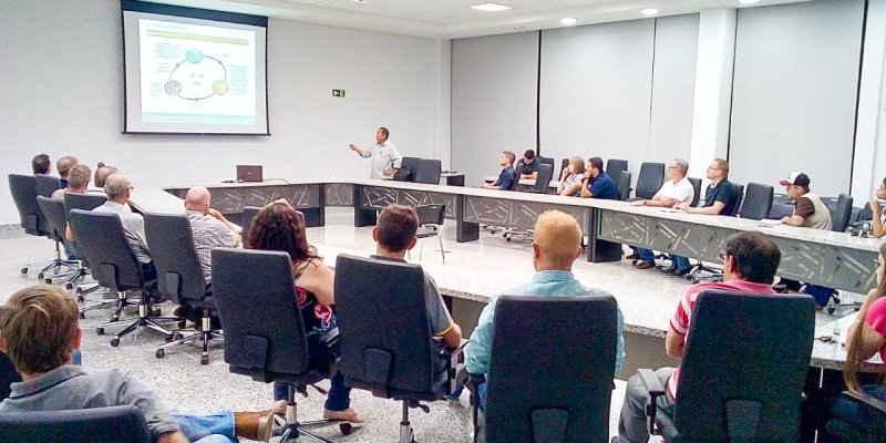 Equipe da Copagril participa orienta&ccedil;&atilde;o sobre cigarrinha e enfezamento do milho