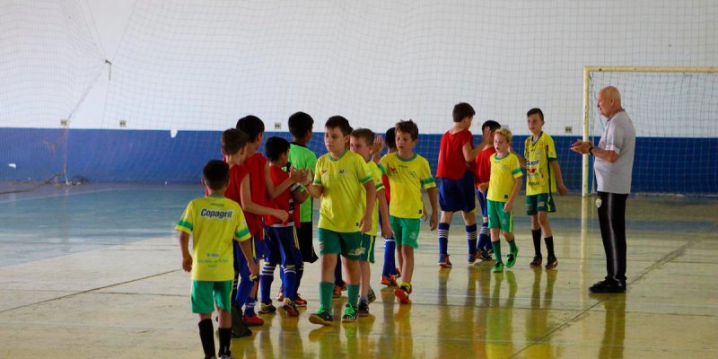 Escolinhas de futsal e futebol da AACC realizam interc&acirc;mbio com atletas do Paraguai