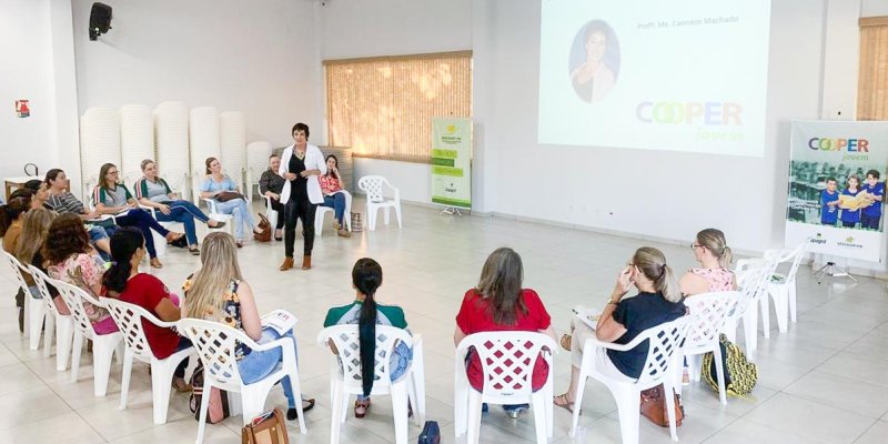 Educadores participam de curso de forma&ccedil;&atilde;o no Cooperjovem